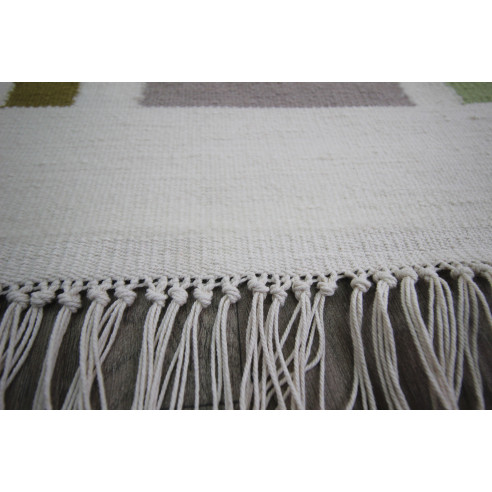 Tapis style kilim avec franges fond blanc motif...