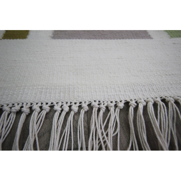Tapis style kilim avec franges fond blanc motif géométrique
