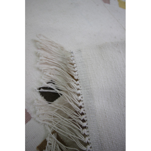 Tapis style kilim avec franges fond blanc motif géométrique