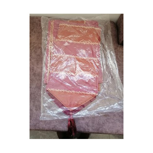 Set of 4 placemats and table runner